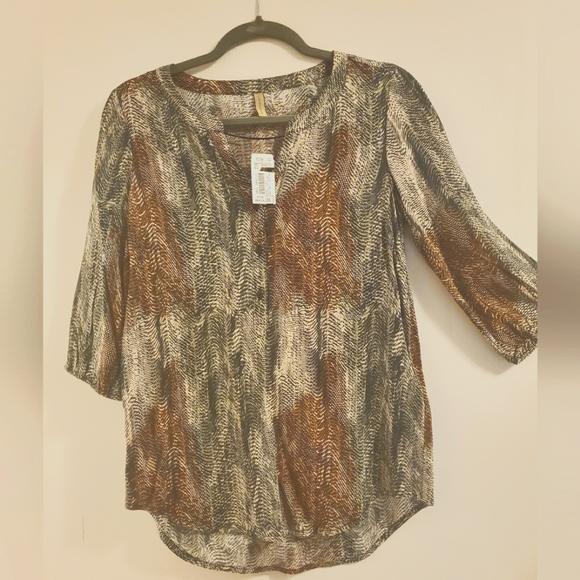 Women's VNeck 3/4 sleeve blouse - Picture 1 of 4
